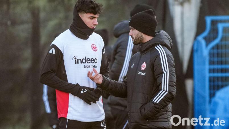 Eintracht-Interimscoach Dennis Schmitt (r.): In Baku gefordert. Bild: Marc Schüler/dpa