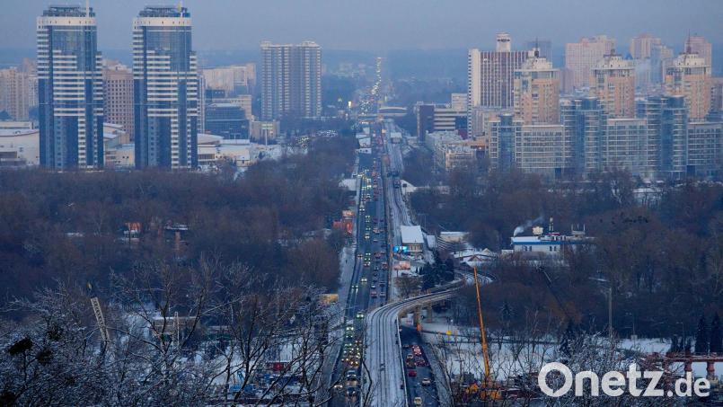 In den Stadtteilen Kiews am linken Ufer des Flusses Dnipro ist nach neuerlichen russischen Angriffen neben der Wärme- auch die Wasserversorgung ausgefallen. (Archivbild) Bild: Efrem Lukatsky/AP/dpa