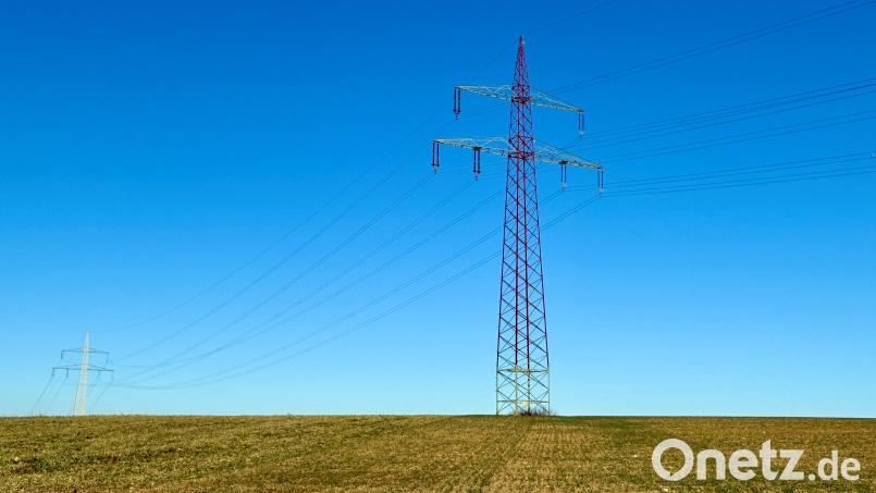 Einmal rot, einmal gelb: Farbige Strommasten in Ensdorf. Bild: jut