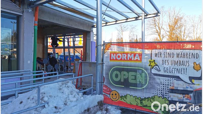 Trotz Baustelle geöffnet: Am Norma-Markt Oberviechtach sind seit April 2025 die Handwerker zugange – allerdings mit einigen Baustopps. Bild: Portner