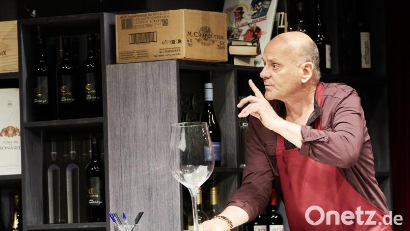 Ulrich Gebauer kommt als Weinhändler Jacques mit der turbulenten Komödie "Weinprobe für Anfänger" ins Stadttheater Amberg. Bild: Oliver Fantitsch