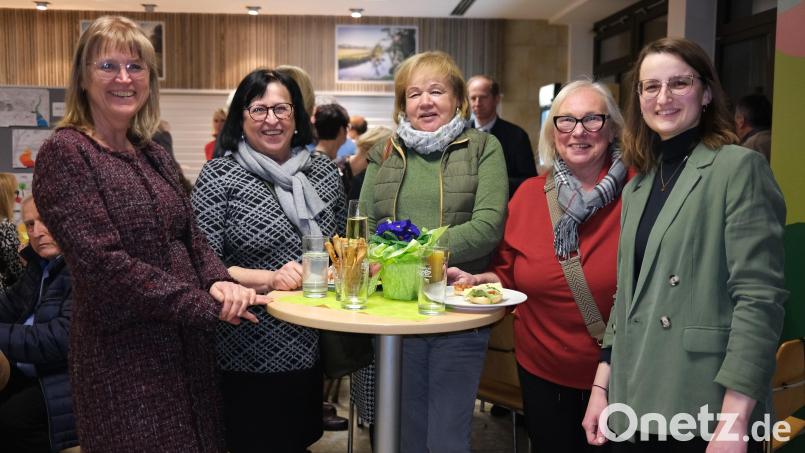 Die Leiterin der Seniorenfachstelle am Landratsamt, Cornelia Kiener (links), stellte beim Seniorenempfang den Vertreterinnen der Altenclubs die neue "Gute-Pflege-Lotsin" Theresa Krämer (rechts) vor. Bild: Hirsch