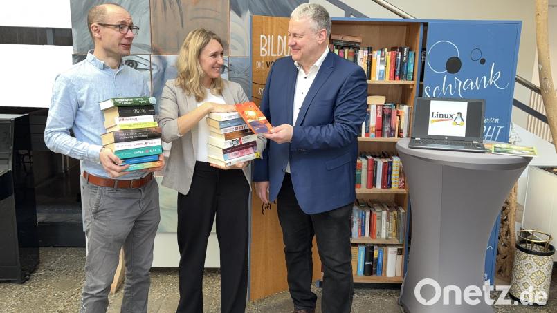 Literatur steht im Mittelpunkt: Am Bücherschrank im VHS-Hauptquartier ließ sich Landrat Richard Reisinger von VHS-Chefin Claudia Mai und ihrem Vertreter Thomas Rode (von rechts) die Angebote zeigen und zur Leipziger Buchmesse einladen. Bild: ge