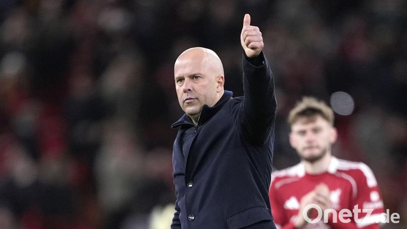 Daumen hoch: Liverpool-Trainer Arne Slot nahm auch eine merkwürdige Frage sportlich. Bild: Peter Byrne/PA Wire/dpa