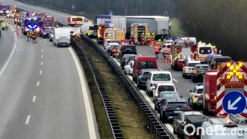 Ein schwerer Unfall auf der Autobahn A 93 kurz vor der Anschlussstelle Teublitz hat am Montag zwei Todesopfer und mehrere Verletzte gefordert. Bild: Hösamer