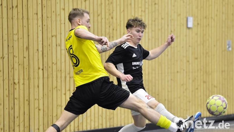 Szene aus der Begegnung zwischen dem FC Amberg (links) und dem SV Inter Bergsteig Amberg beim Finale des Wagner-Cups. Bild: Hubert Ziegler