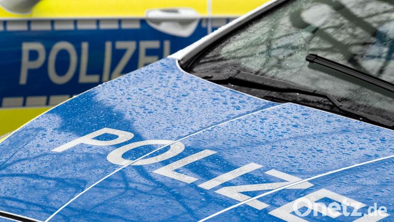 Der Schriftzug „Polizei“ auf der Kühlerhaube eines Autos. (zu dpa: „Streit unter Jugendlichen mit Messer und Elektroschocker“) Symbolbild: Soeren Stache/dpa