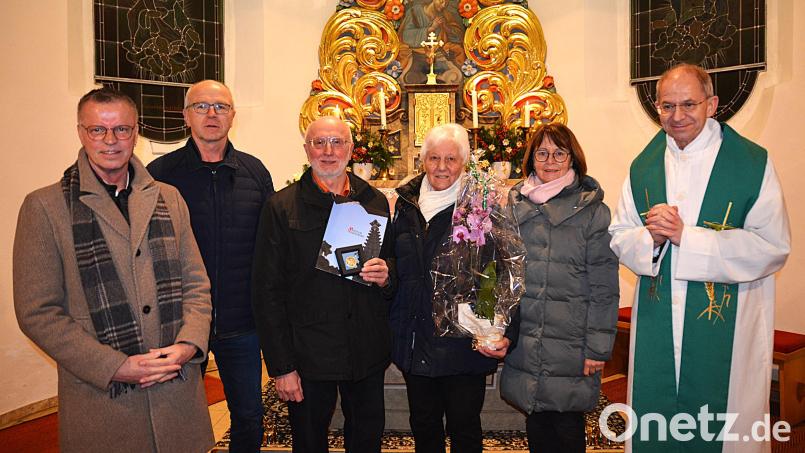 Mit dem geehrten Mesner Josef Kohl (Dritter von links) freuten sich über die Auszeichnung (von rechts) Pfarrer Johann Hofmann, Pfarrgemeinderatssprecherin Anita Falk, Ehefrau Hildegard Kohl, Kirchenpfleger Joachim Winkler und Bürgermeister Hermann Falk. Bild: fdl