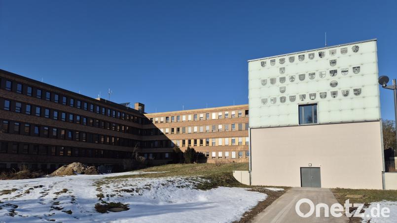 Die Wappen der 33 Landkreis-Kommunen zieren den Anbau des Landratsamts Schwandorf. Wer hier in den kommenden sechs Jahren Landrätin oder Landrat sein wird, entscheiden die Wähler am 8. März. Bild: Hösamer