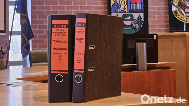 Zwei dicke Ordner füllen die Wahlvorschläge und die dazugehörigen Unterlagen in Weiden. Bild: blf