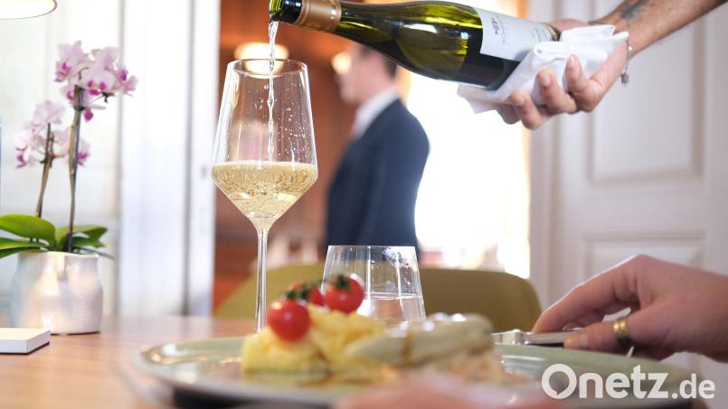 Viele Restaurants in Deutschland stehen wegen gestiegener Preise unter Druck (Archivbild) Bild: Bernd Weißbrod/dpa