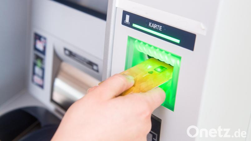 Eine 42-Jährige aus Schwandorf hat Geld am Automaten abgehoben, aber die Scheine dann im Ausgabefach vergessen. Symbolbild: Benjamin Nolte