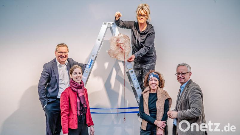 Das internationale „Ariade Projekt“ wurde in der Stadtgalerie „Alte Feuerwache“ von Oberbürgermeister Michael Cerny, Stadtmuseumsleiterin Julia Riß, Künstlerin Hanna Regina Uber, Kuratorin Michaela Grammer und Kulturreferent Fabian Kern (von links) vorgestellt. Bild: Michael Golinski, Stadt Amberg
