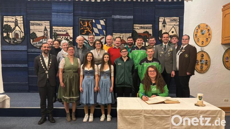 Alle Geehrten der Sportlerehrung 2025 in Moosbach mit Bürgermeister Armin Bulenda. Bild: Armin Bulenda