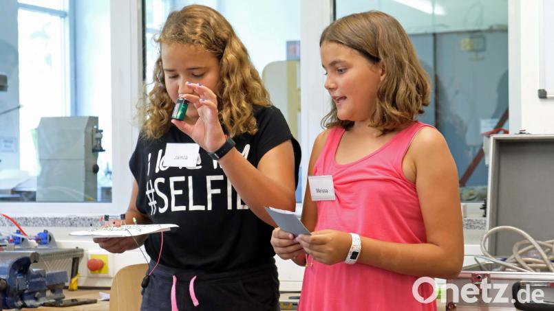 Die "Nachwuchstechniker" erklären und zeigen ihre gefertigten Gegenstände und deren Funktionsweise. Bild: twi