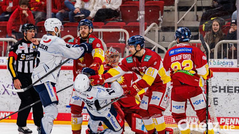 Die Blue Devils Weiden (im Bild Manuel Edfelder und Zach Tsekos) bekommen in der DEL2 derzeit ein ums andere Mal einen vor den Latz geknallt. Die Suche nach Wegen aus der Krise verläuft bis dato erfolglos. Bild: Werner Moller