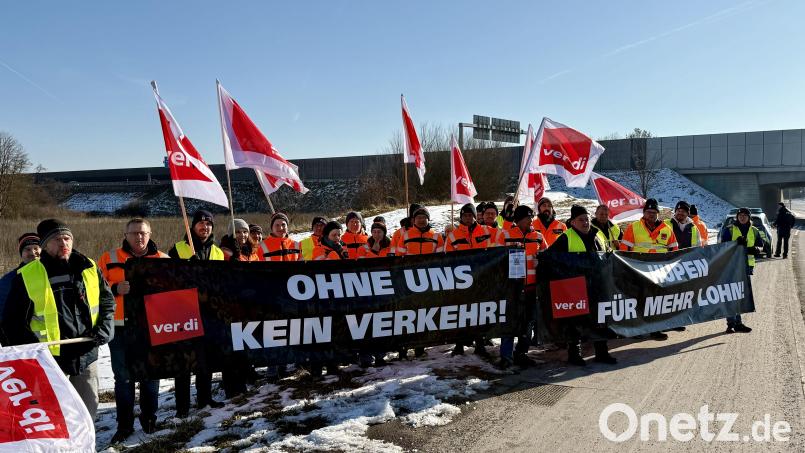 Beschäftigte der Autobahn GmbH Regensburg protestieren an der Autobahn in Regensburg für mehr Lohn. Bild: Nicolaus Riebl