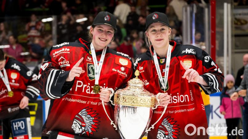 Chiara Schultes (links) stemmt mit ihrer Teamkollegin Anna Rose den Meisterpokal. Bild: Moritz Eden/DEB/City-Press GmbH