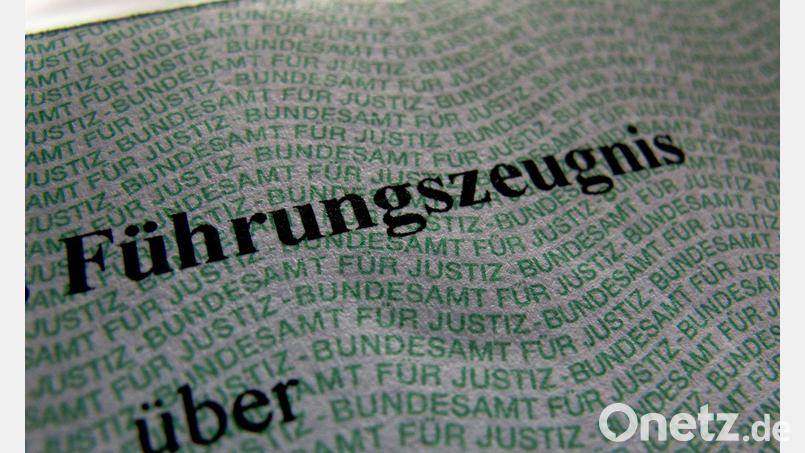 Das Führungszeugnis auf Papier soll weiter verfügbar sein. (Symbolbild) Bild: picture alliance / dpa