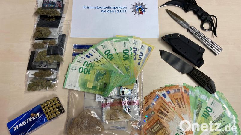 Drogen, Waffen und Bargelt beschlagnahmten Polizeibeamte in der Wohnung eines 23-jährigen Tirschenreuthers. Bild: PP Oberpfalz/Bock