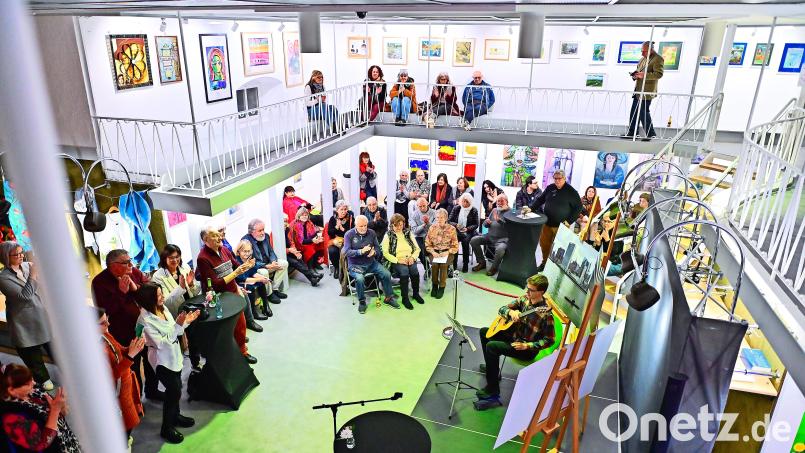 Zur Eröffnung der Schau "Heimat 3" waren viele Besucher­ in die Mak-Kultur gekommen. Gitarrist Simon­ Nothhaft kümmerte sich um die musikalische Umrahmung Bild: Florian Miedl