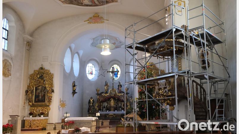 Ein festes Baugerüst war notwendig, um der Engelfigur auf der Kanzel in der katholischen Pfarrkirche St.-Johannes-der-Täufer festen Halt geben zu können. Bild: Fred Lehner