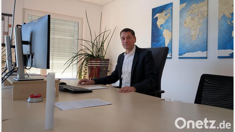 Michael Hauer an seinem Schreibtisch im Institut für Vorsorge und Finanzplanung. Bild: wüw