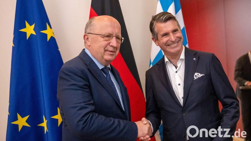 Bayerns Europaminister Eric Beißwenger (rechts, CSU) fürchtet ernsthafte Probleme für Bayern, sollte das Mercosur-Abkommen ausgesetzt werden, wie vom EU-Parlament gefordert. (Archivbild) Bild: Leonie Asendorpf/dpa