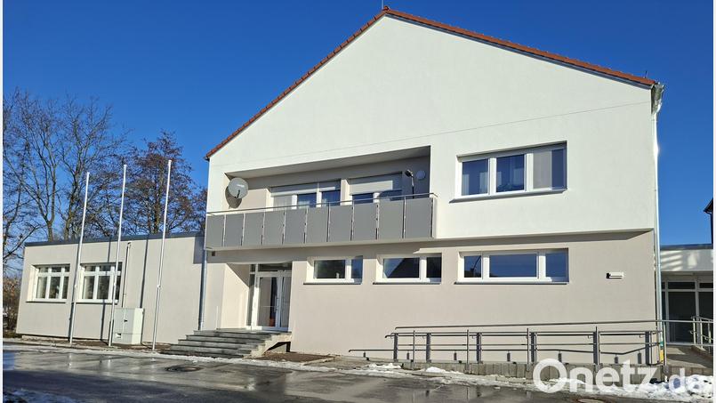 Völlig neu, nicht nur von der Außenansicht, präsentiert sich die Mehrzweckhalle nach über zweijährigen Umbaumaßnahmen. Bild: prh