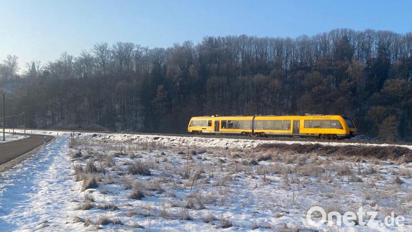 Der Tunnel sieht vor, dass die Bahnlinie Hof-Regensburg den Nabburger Stadtberg unterquert. Bisher führt sie daran vorbei. Unser Bild entstand zwischen Nabburg und dem Ortsteil Haindorf. Bild: Wilhelm Amann