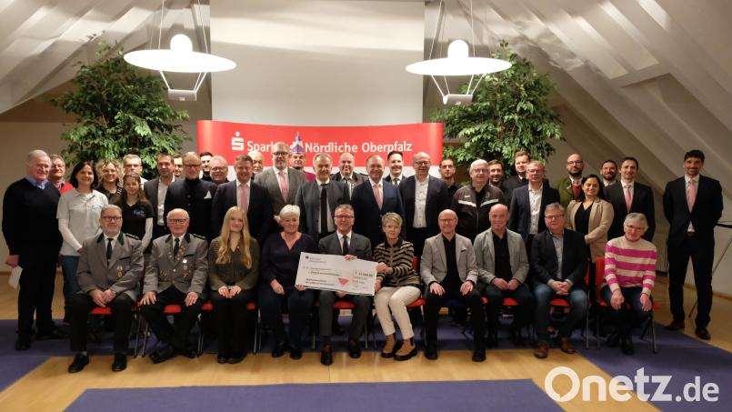 Die Sparkassenstiftung im Landkreis Tirschenreuth unterstützt mit insgesamt 21.000 Euro 22 Vereine und Initiativen. Bild: Sparkasse Oberpfalz Nord