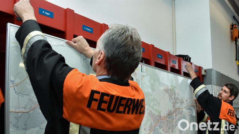 Die Fahrzeughalle der Feuerwehr wird zur "Notfallzentrale", wenn es in Schnaittenbach zum Katastrophenfall kommt. Die große Karte, die vor die Spinde gehängt wird, erleichtert dann den Überblick. Bild: Stephan Huber