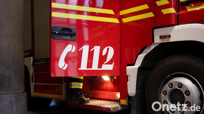 Neben Einsatzkräften der Feuerwehr rückten zu dem Brand auch das Technische Hilfswerk, der Rettungsdienst, Notarzt und der Katastrophenschutz aus. (Symbolbild) Bild: Niklas Treppner/dpa