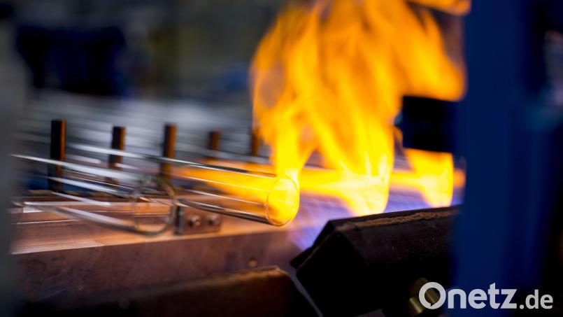 In Mitterteich stellt Schott Rohrglas her, zum Beispiel für Glasspritzen oder Glasverpackungen. Weil das Werk nicht voll ausgelastet ist, setzt der Konzern dort weiter auf Kurzarbeit. Archivbild: Schott AG