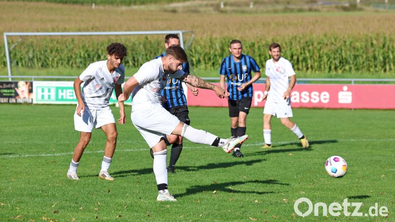 Der FC Dießfurt um Tim Arnold (vorne) hat sich in der Herbstrunde bereits auf Platz 1 geschossen. In der Restrunde soll die Meisterschaft der Kreisklasse West fixiert werden. Archivbild: Dieter Jäschke