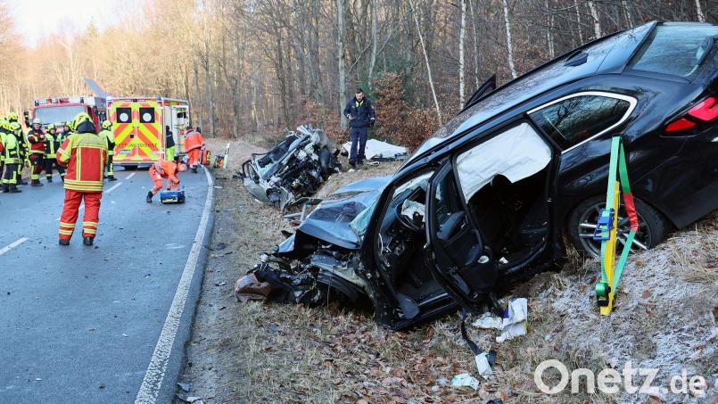 Beide Autos wurden bei dem schweren Unfall bei Mönchberg im Kreis Miltenberg stark demoliert. Bild: Ralf Hettler/dpa