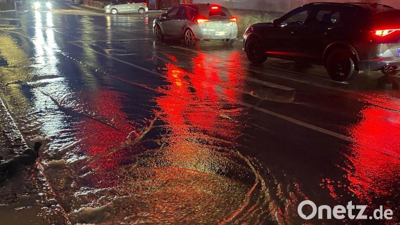 Nach einem Rohrbruch nahe der Ampel am Marienplatz in Eschenbach sprudelte das Wasser am Dienstag regelrecht aus dem Boden. Bild: Marcus Gradl/exb