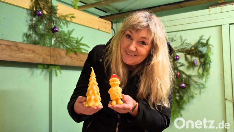 Anita Standfest fertigt Jahr für Jahr mehr als 100 solcher Bienenwachsfiguren und natürlich auch Kerzen. Besonders in der Adventszeit gehen ihre Arbeiten weg wie die warmen Semmeln, denn kaum jemand bietet noch handgemachte, echte Bienenwachskerzen an. Bild: ubb