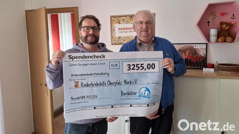 "Bierdoktor" Dr. Johannes Sauer (links) überreicht eine Spende über 3.255 Euro an den Vorsitzenden der Kinderkrebshilfe in der Region Oberpfalz-Nord, Herbert Putzer (rechts). Bild: Hans Prem