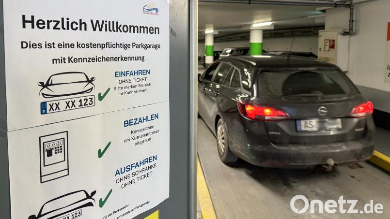 Die Schranke ist weg, eine Kamera erfasst beim Einfahren das Kennzeichen, ein Ticket braucht es jetzt nicht mehr. Das improvisierte Schild wird in der Zukunft noch durch eine professionelle Anzeige ersetzt. Bild: Petra Hartl