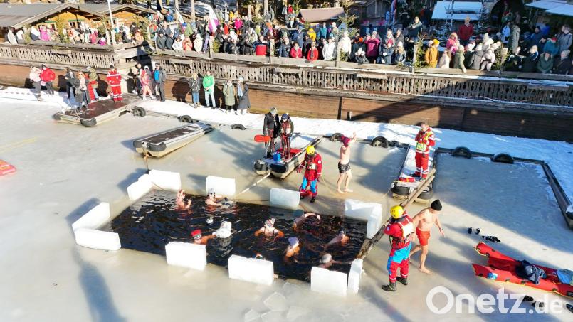 Beim vergangenen Neujahrsschwimmen waren 150 Teilnehmer mit von der Partie. Heuer ist die Zahl auf 100 begrenzt. Bild: Archiv/red