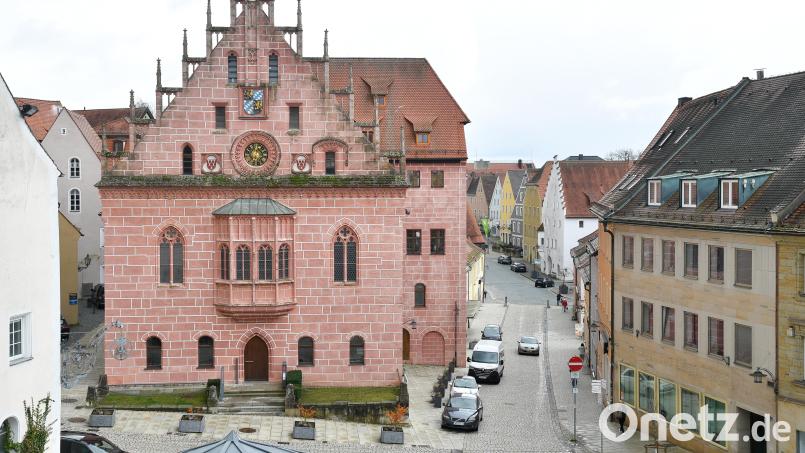 Von der Kirche St. Marien aus fotografiert: Im Rathaus Sulzbach-Rosenberg gibt es nur einen Chefsessel, für den sich drei Kandidaten bewerben. Bei der Kommunalwahl am 8. März 2026 werden die Sulzbach-Rosenberger darüber entscheiden, wer hier regiert. Archivbild: Petra Hartl