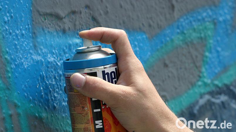 In Kreuth bei Rieden beschmieren Unbekannte einen Rohbau mit Graffiti. Symbolbild: Tobias Felber/dpa