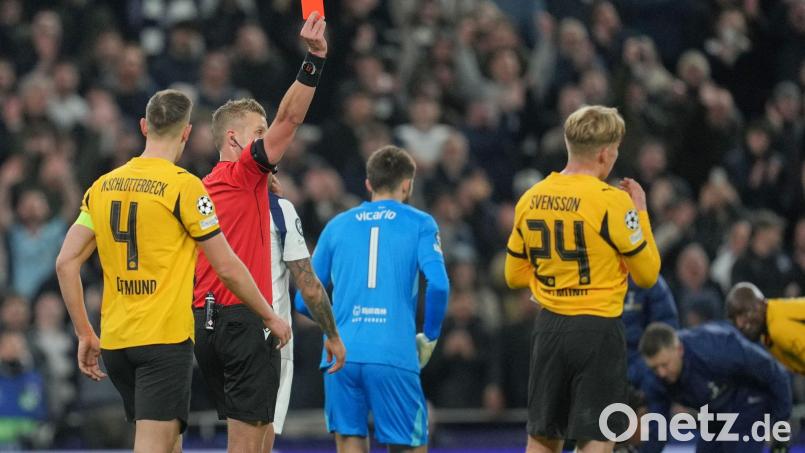 BVB-Sportdirektor Sebastian Kehl äußert Kritik an der Roten Karte für Daniel Svensson. Bild: Kin Cheung/AP/dpa