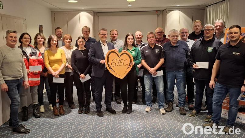 Aus dem Gewinnspar-Topf der Volksbank Raiffeisenbank Nordoberpfalz erhielten Vereine und Organisationen in Eslarn insgesamt 6750 Euro. Bild: VR-Bank Eslarn