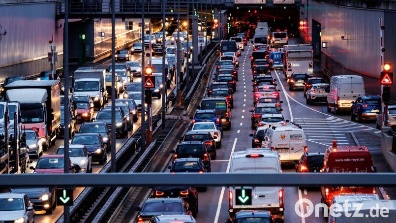 In der Hauptverkehrszeit verbrachten Autofahrerinnen und Autofahrer im Großraum München 2025 insgesamt rund 116 Stunden im Stau. Bild: Matthias Balk/dpa