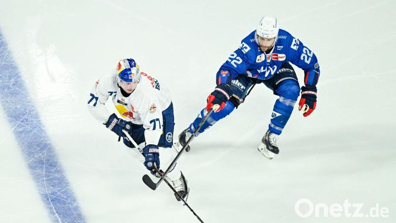 Ohne Adam Brooks (l) fehlt dem EHC Red Bull München ein Topstürmer. (Archivbild) Bild: Uwe Anspach/dpa