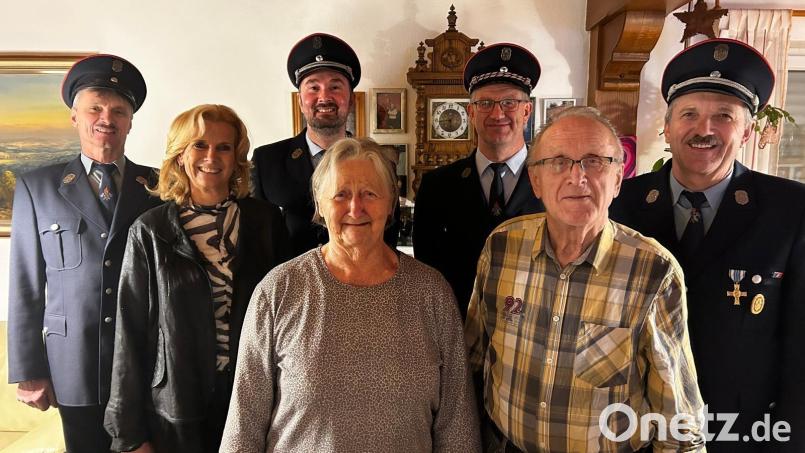 Zum Alfred Kiesbauers (Zweiter von rechts) 85. Geburtstag gratulierten unter anderem Zweite Bürgermeisterin Andrea Lang (Zweite von links) sowie Mitglieder der Feuerwehr Lohma. Bild: Andrea Lang