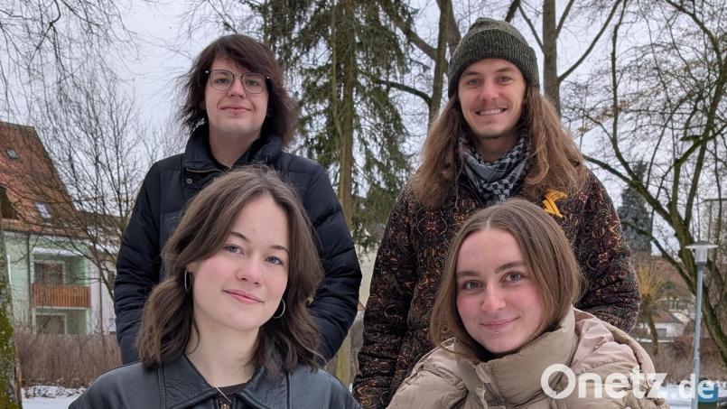 Das Foto zeigt das Spitzenteam der Linken, vorne Hannah Schmid (18, links), Sarah Geißler (25, rechts), dahinter Robyn Arnold (25, links) und Andreas Reichl (22, rechts) Bild: Die Linke Nordoberpfalz