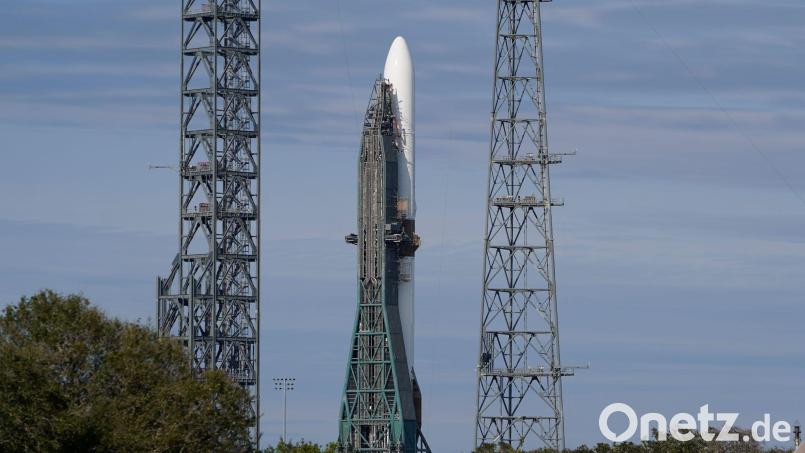 Jeff Bezos tritt mit den Raketen von Blue Origin gegen Elon Musks SpaceX an. (Archivbild) Bild: John Raoux/AP/dpa